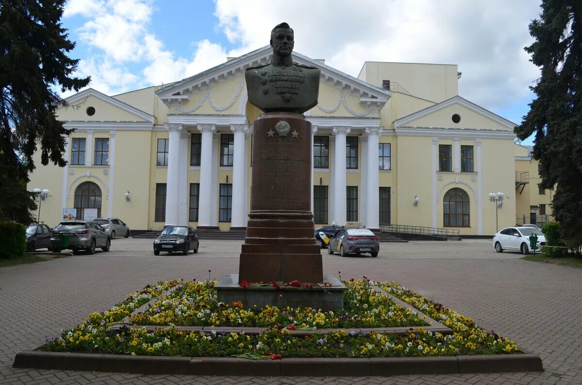Площадь рокоссовского великие луки фото Великие Луки, май 2020 Памятник дважды Герою Советского Союза маршалу К.К. Рокос