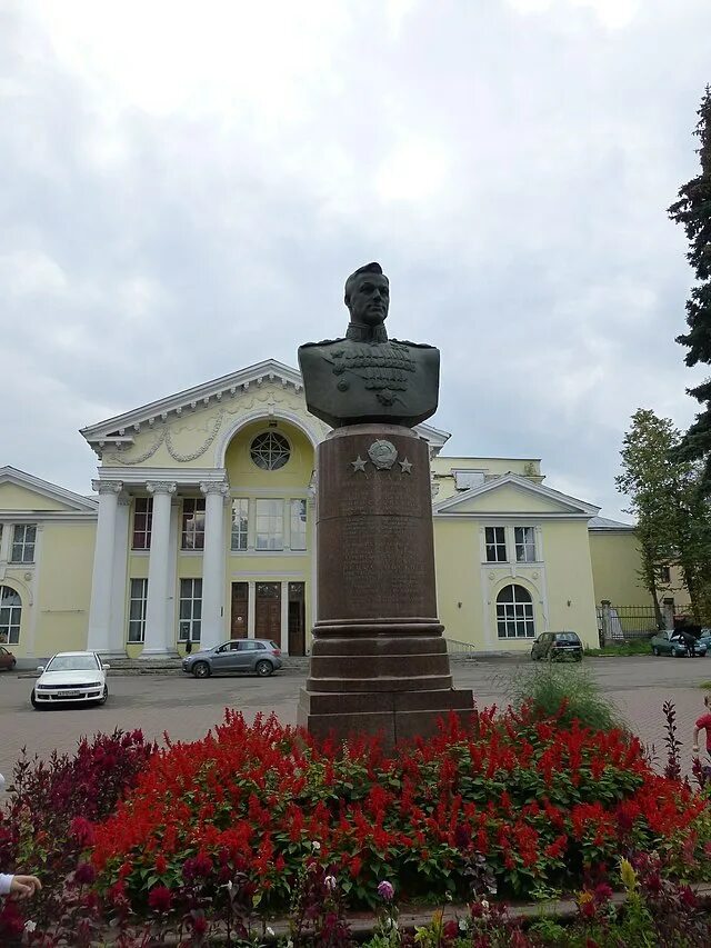 Площадь рокоссовского великие луки фото Файл:Бюст Рокоссовского.JPG - Википедия