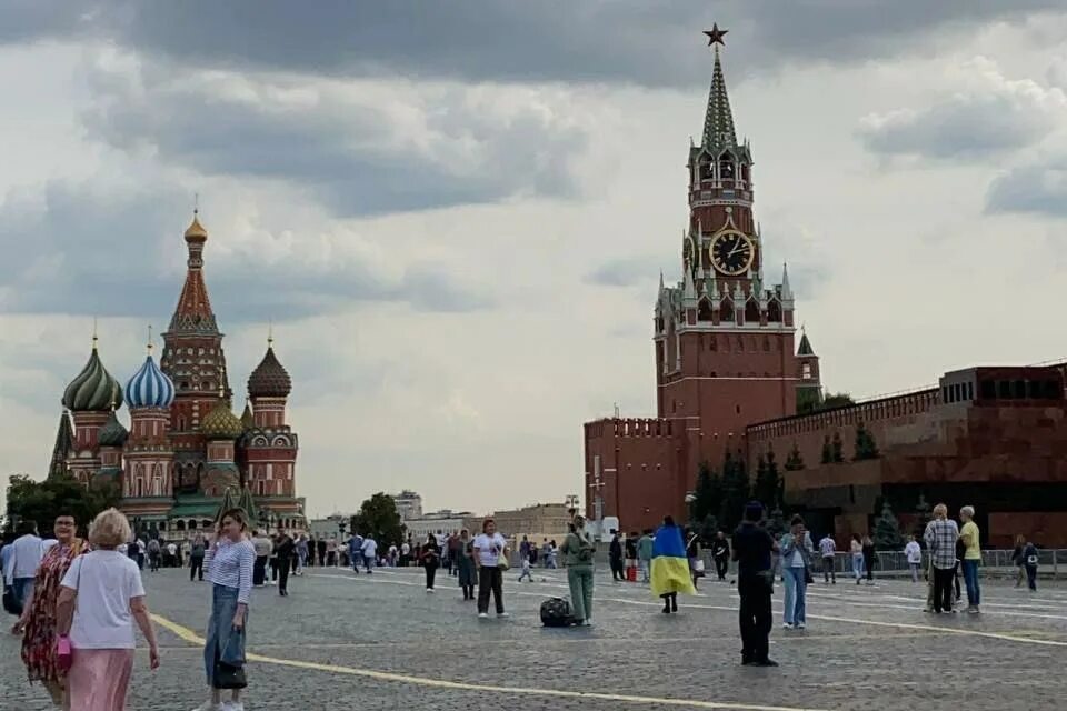 Площадь россии фото На Красной площади задержали девушку с украинским флагом: фото и подробности, Ал