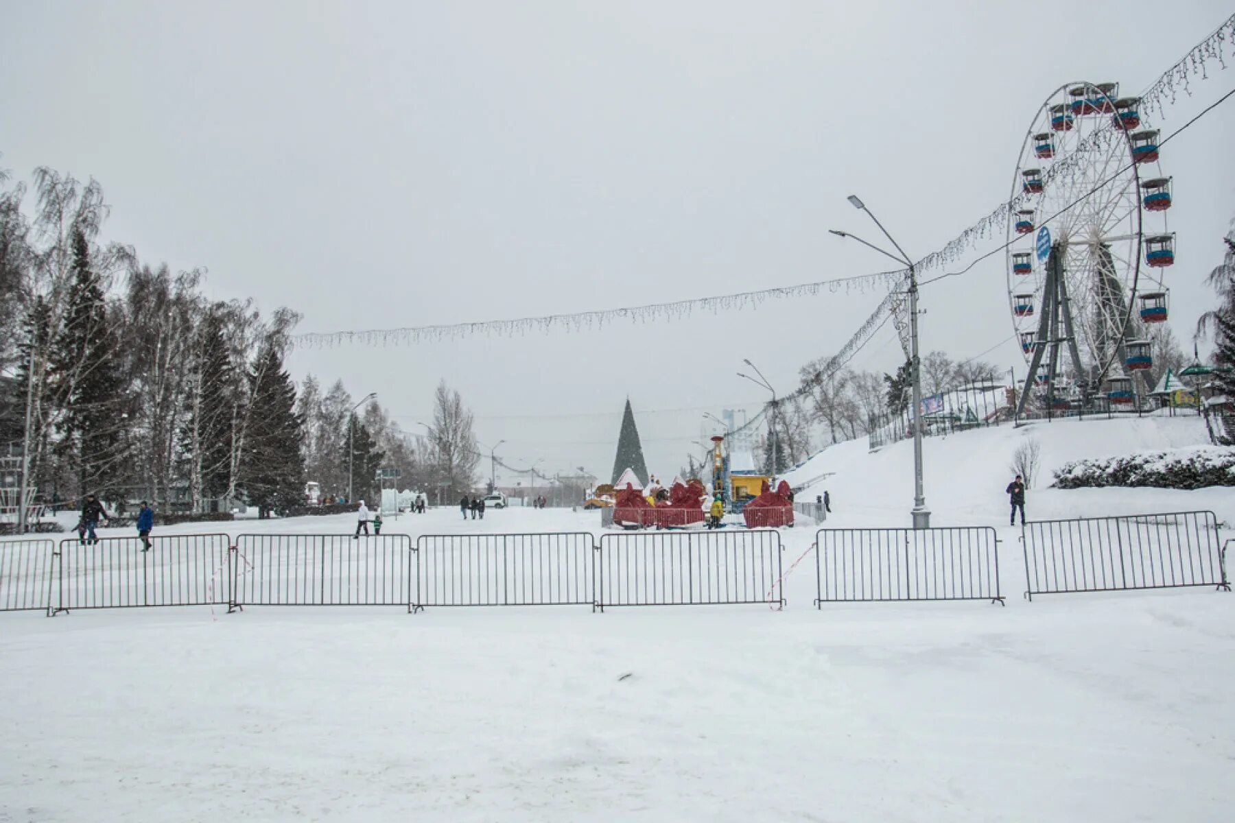 Площадь сахарова барнаул фото Снежный городок на площади Сахарова в Барнауле перед Новым годом