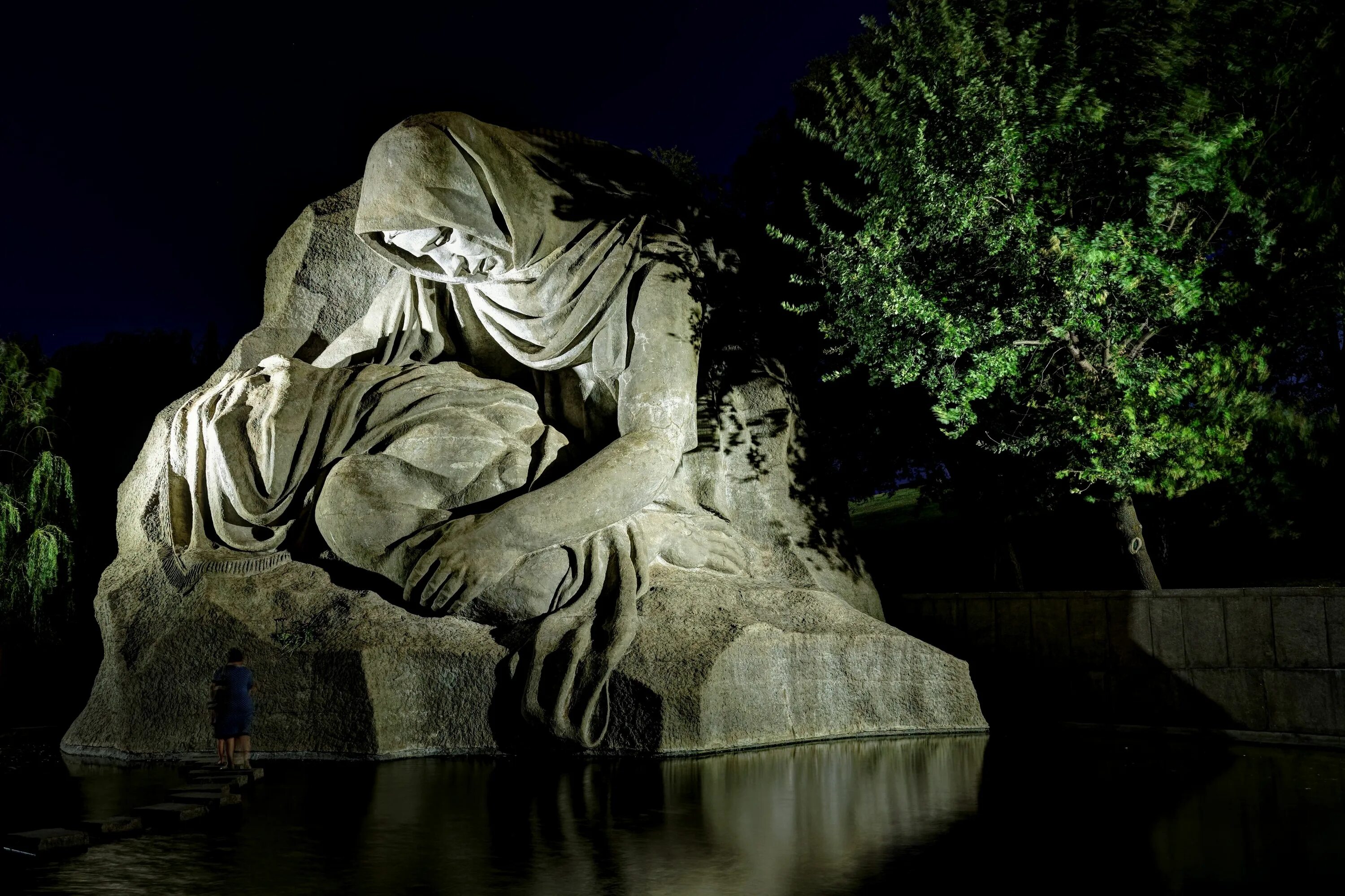 Площадь скорби фото Pin on Places Inspire Me Sculpture art, Lion sculpture, Sculpture