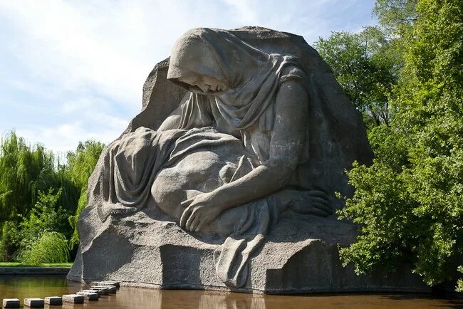 Площадь скорби фото Скульптуры на Мамаевом кургане
