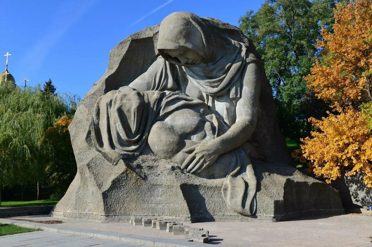 Площадь скорби фото Скорбящим матерям слушать