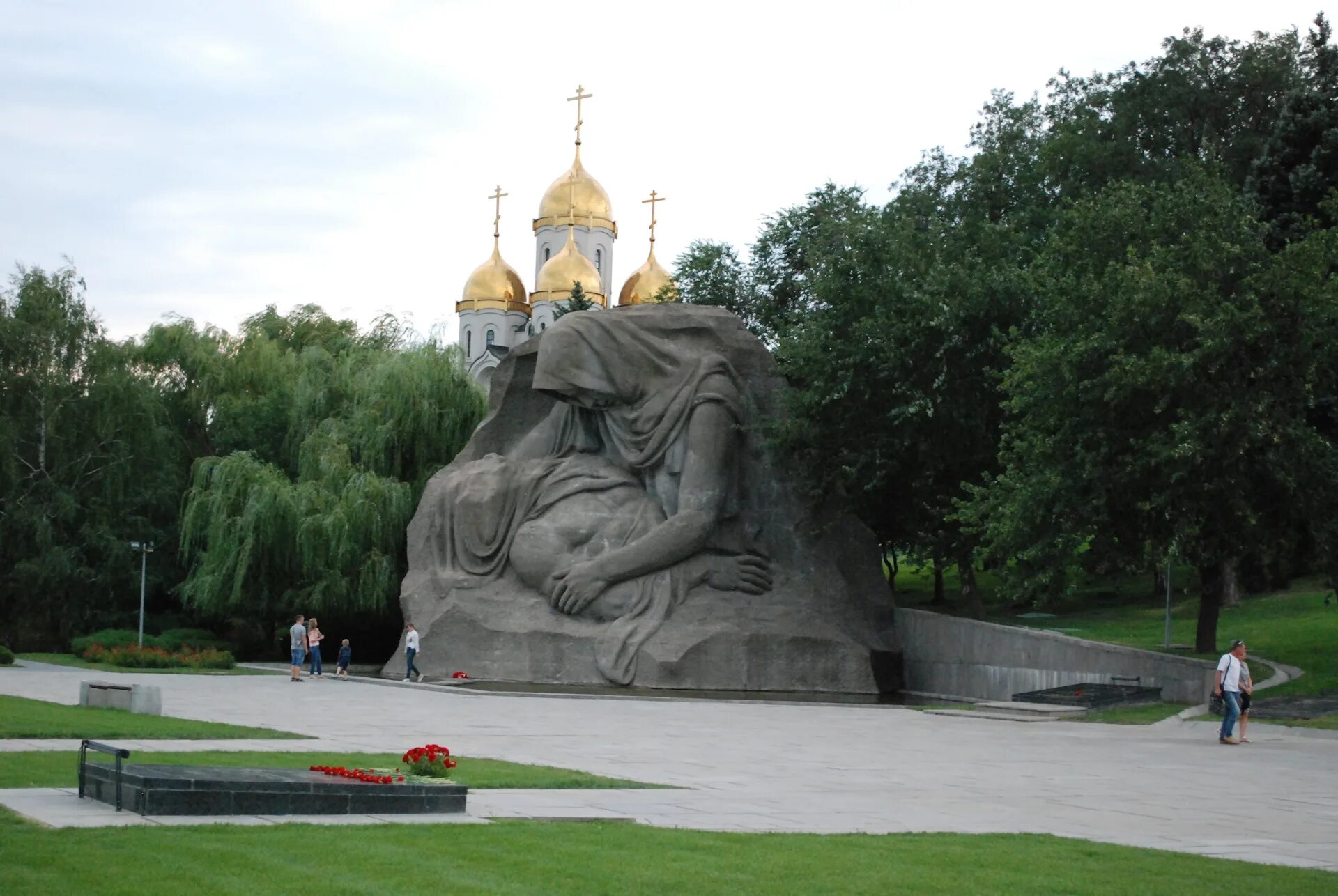 Площадь скорби фото Грузинский вояж "Бродяги". Часть 8. Волгоград. Мамаев Курган. - Volvo XC70 II, 2