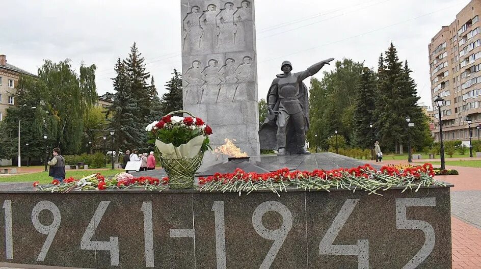 Площадь славы балашиха фото Тарас Ефимов, Вячеслав Фомичев и Николай Черкасов возложили цветы к Вечному огню