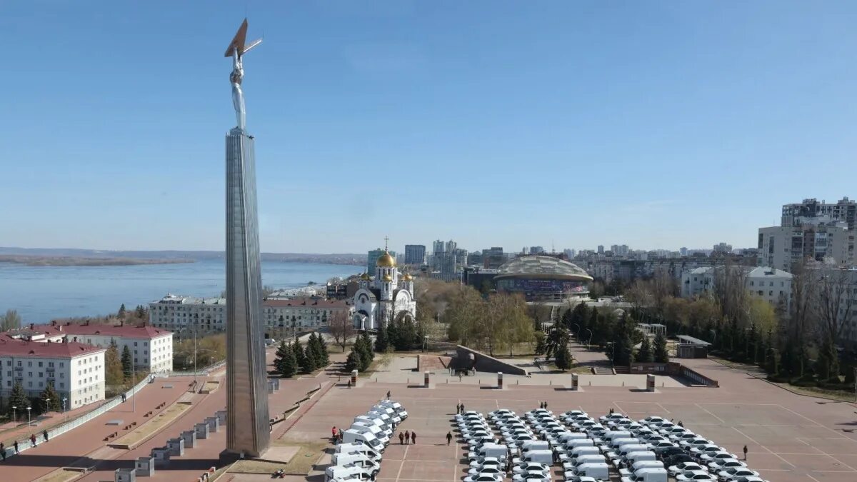 Площадь славы фото Правительство рассказало, почему машины скорой помощи заняли всю площадь Славы в