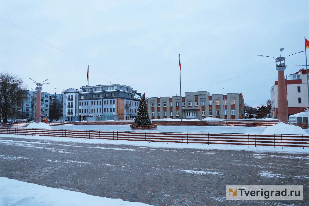 Площадь славы тверь фото В Твери на площади Славы залили необычный каток (фото) Твериград
