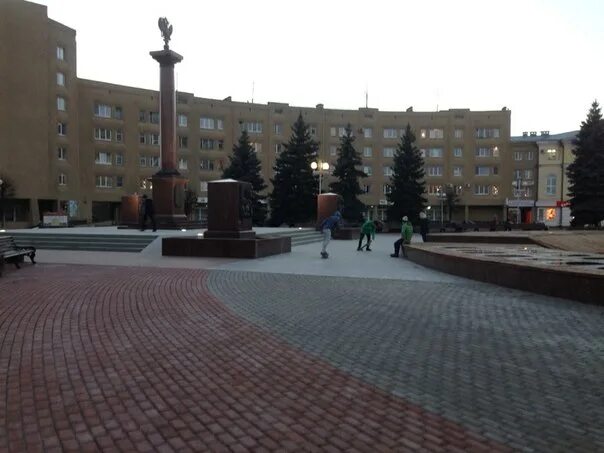 Площадь славы тверь где находится фото Площадь у Стелы воинской славы в Твери превратилась в скейт-парк (видео) Тверигр