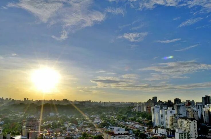 Площадь солнца в солнечном городе фото #buildings #city #cityscape #sky #skyline #sun #sun glare #town #urban Cityscape