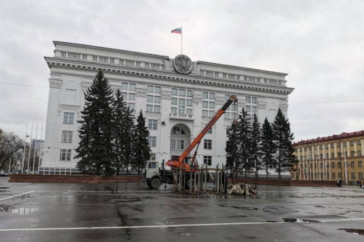 Площадь советов кемерово фото В Кемерове на площади Советов начали монтировать основание новогодней ёлки АиФ К