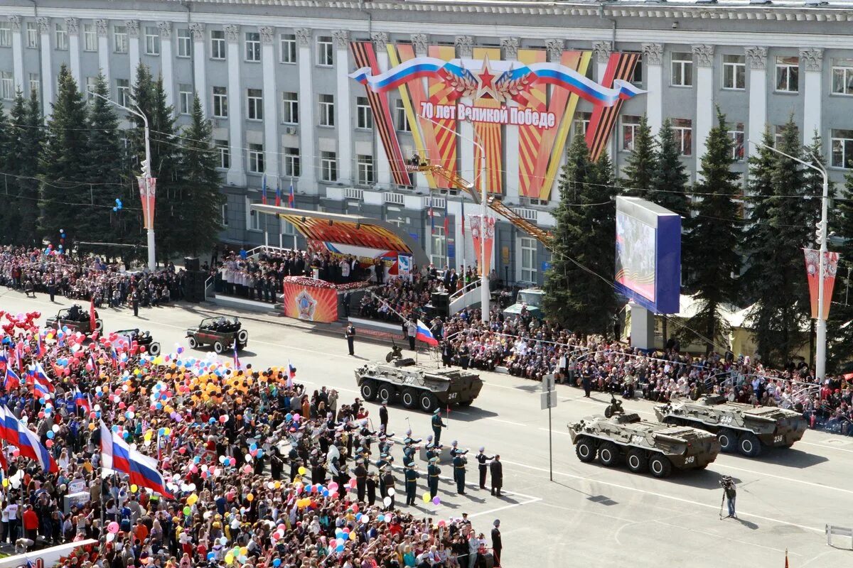 Площадь советов кемерово фото На Площади Советов в Кемерове начался Митинг-парад "Марш поколений". Его открыли