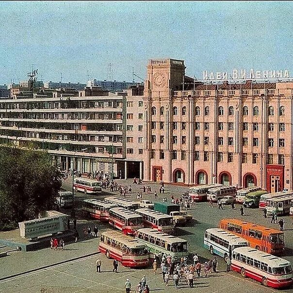 Площадь советская волгоград фото Tourist buses in the Square of Fallen Fighters. Volgograd in 1975. 2022 Волгогра