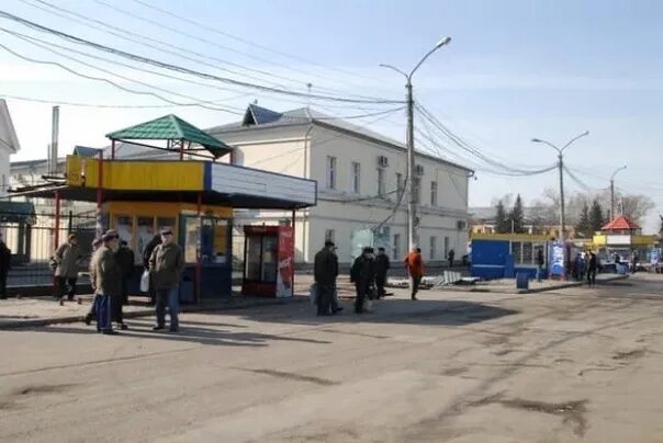 Площадь спартака барнаул фото Be careful! On pl Spartacus there is a woman who trades fruit (the closest point
