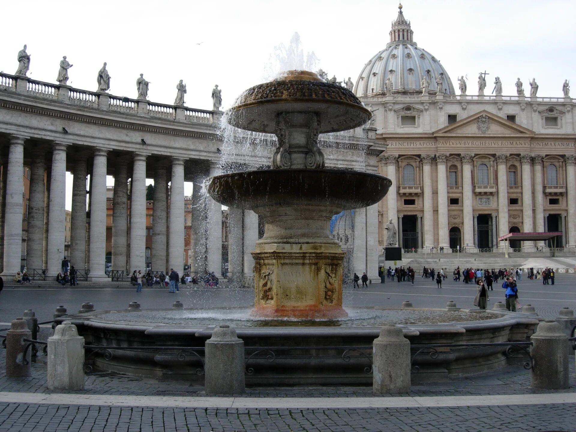 Площадь святого петра в риме фото Siccità, il Vaticano toglie l'acqua alle fontane: anche a San Pietro - Il Tempo