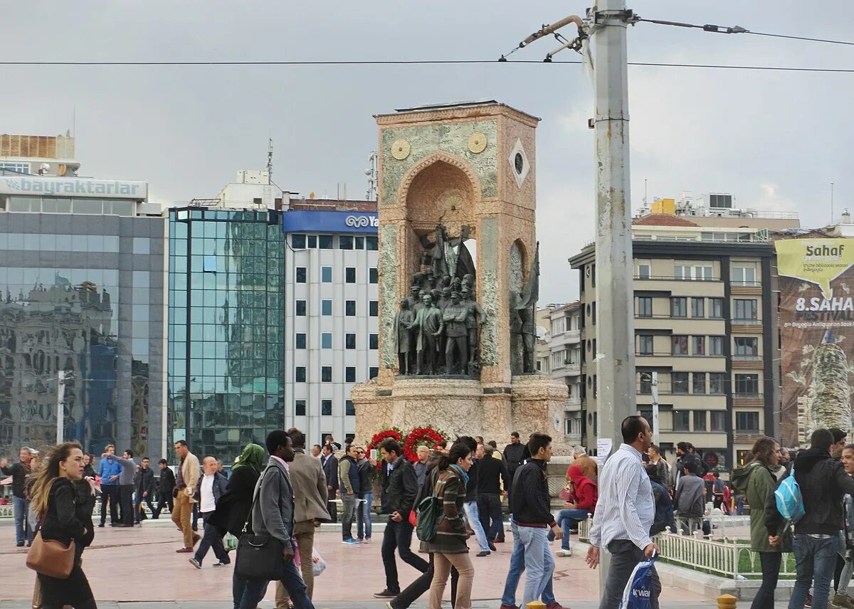 Площадь таксим фото Αρχείο:Monument of the Republic, Taksim Square, Istanbul.JPG - Βικιπαίδεια
