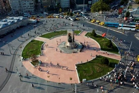 Площадь таксим фото TAKSİM SQUARE FROM DELUXE ROOM WITH CITY VIEW - Picture of Taksim Square Hotel, 