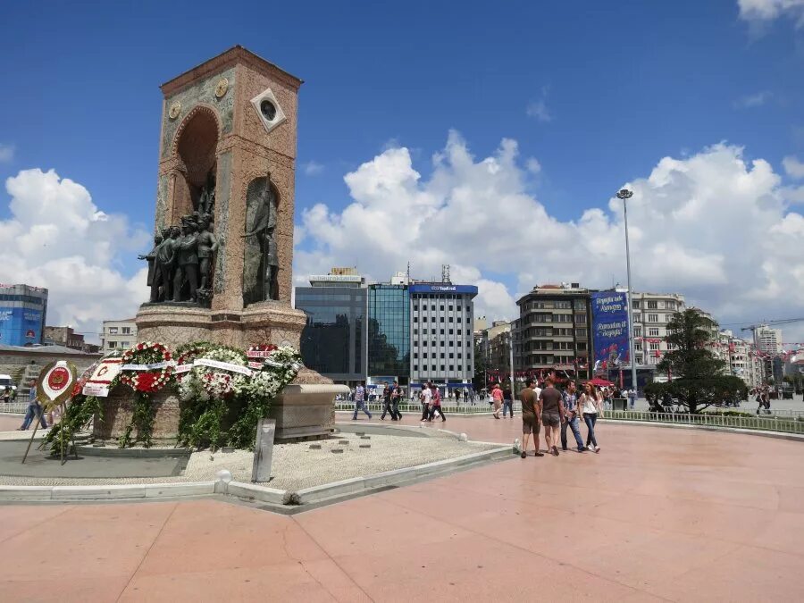 Площадь таксим фото Photo taken at Gümüşsuyu, Sıraselviler Cd. No:1, 34437 Beyoğlu/İstanbul, Turkey 