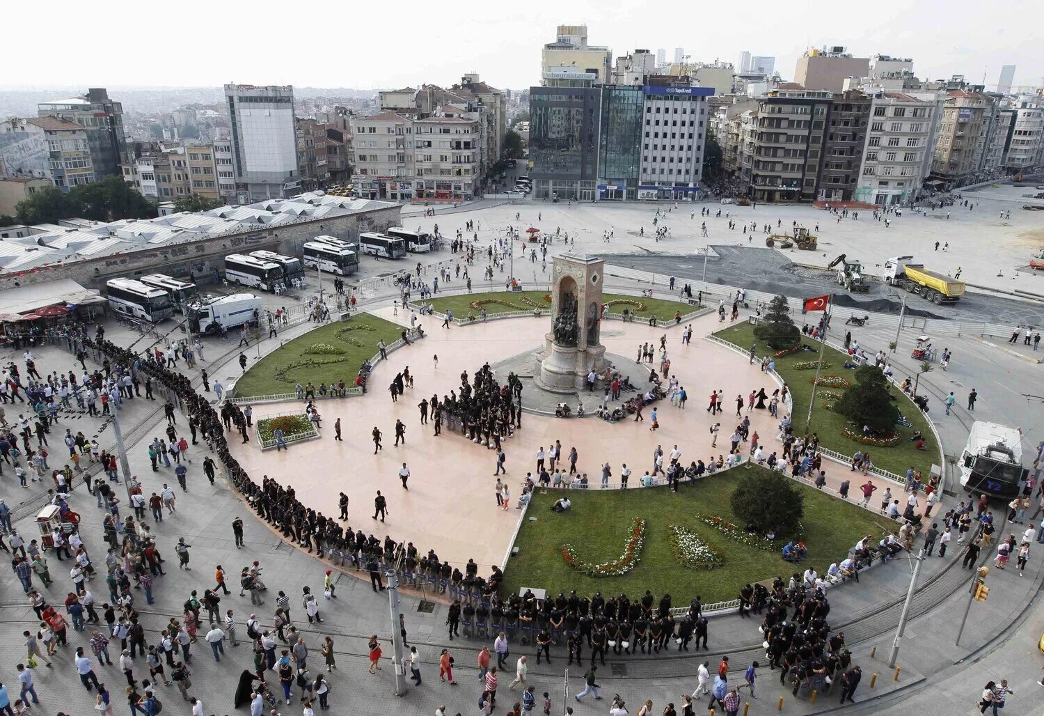 Площадь таксим фото Центр Стамбула построен из надгробий армянского кладбища - Армянский музей Москв