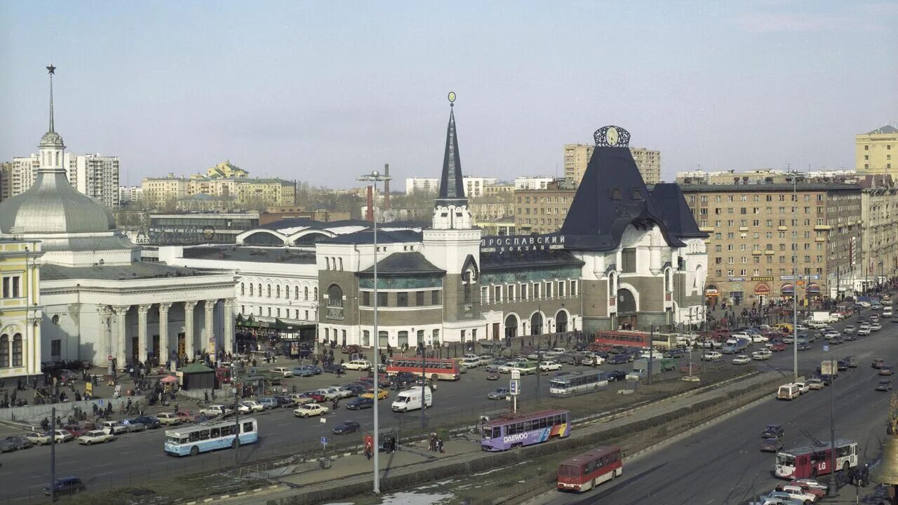 Площадь трех вокзалов фото Из-за жары на восьми московских вокзалах будут раздавать воду