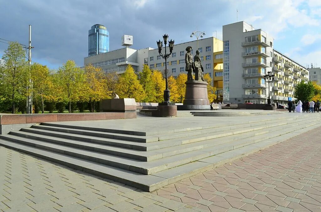 Площадь труда екатеринбург фото Панорама: Памятник В. Н. Татищеву и Г. В. де Геннину, памятник, мемориал, Свердл