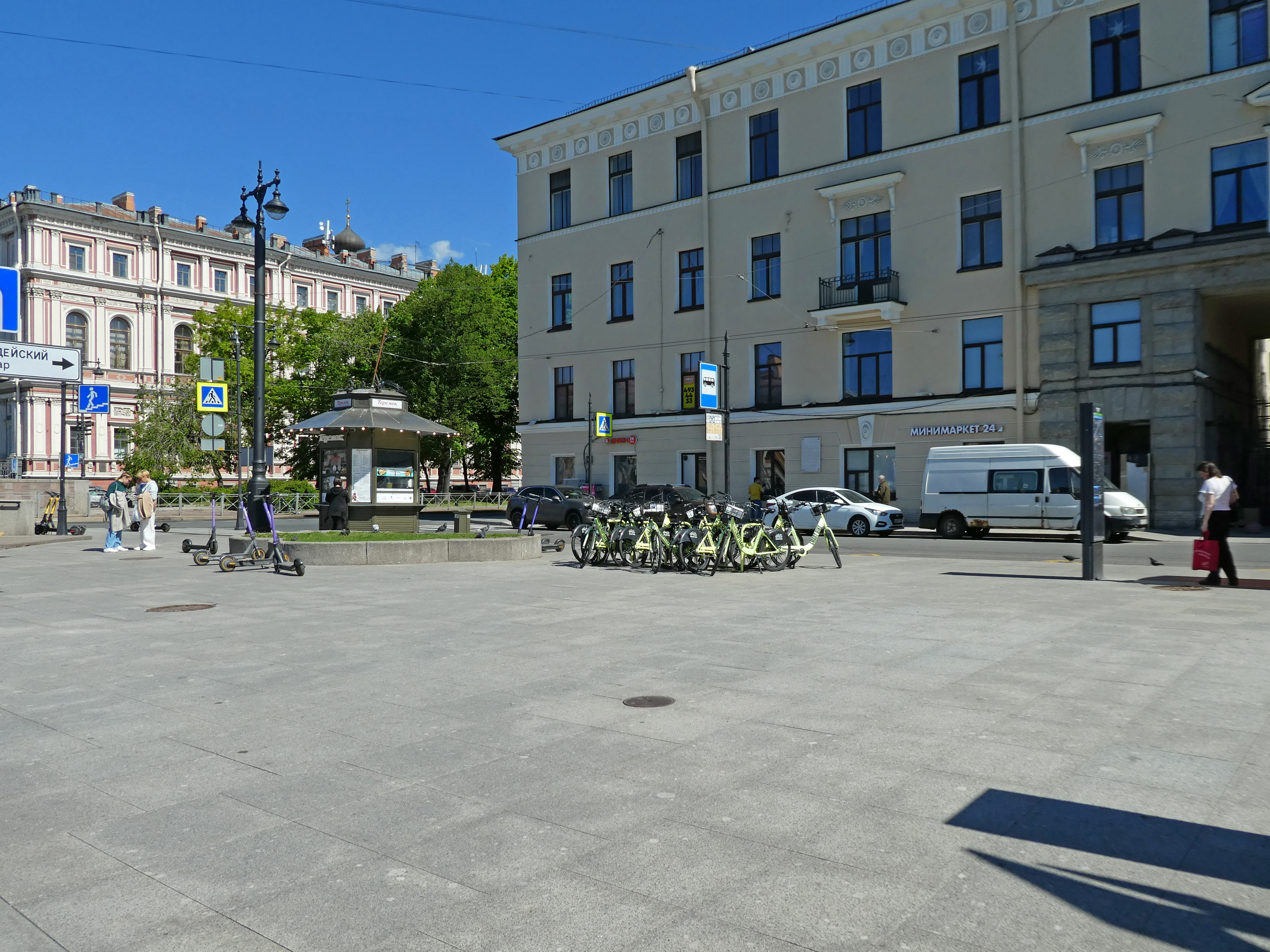 Площадь труда фото File:Площадь Труда, место церкви.jpg - Wikimedia Commons