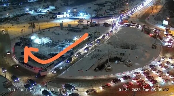 Площадь труда новосибирск фото В 3:50 на площади Труда самосвал выехал с территории стройки с поднятым кузовом 