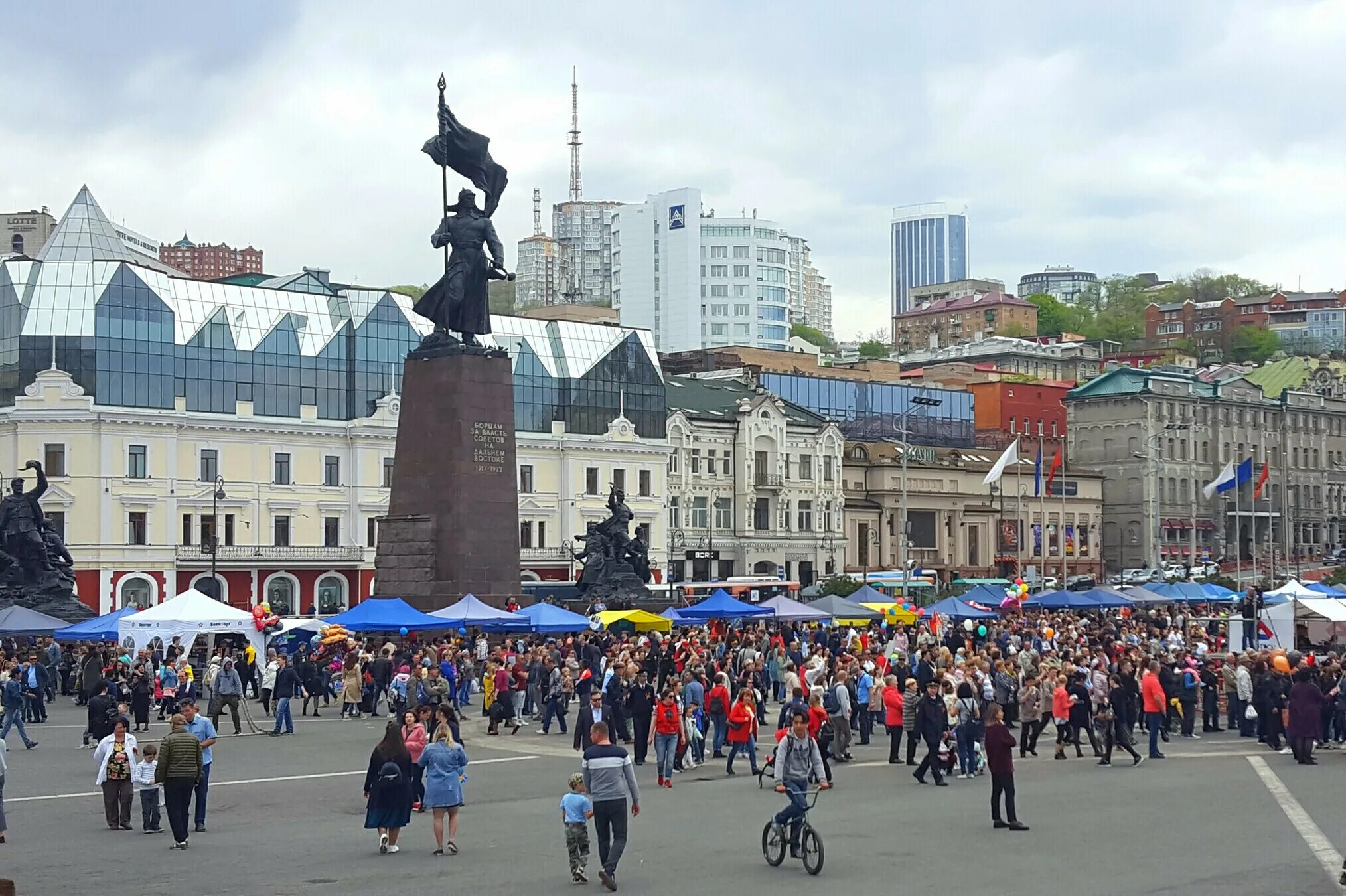 Площадь владивостока фото Центральная площадь Владивостока Борцов Революции - веб-камера, каток, храм, что