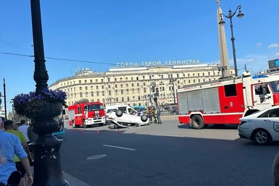 Площадь восстания фото Иномарка перевернулась на крышу на площади Восстания в Петербурге - KP.RU