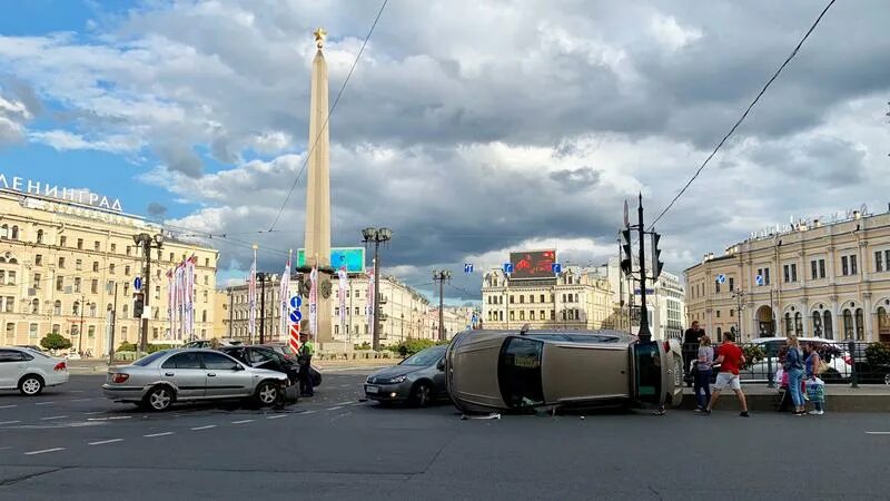 Площадь восстания в санкт петербурге фото Volkswagen завалился на бок на площади Восстания