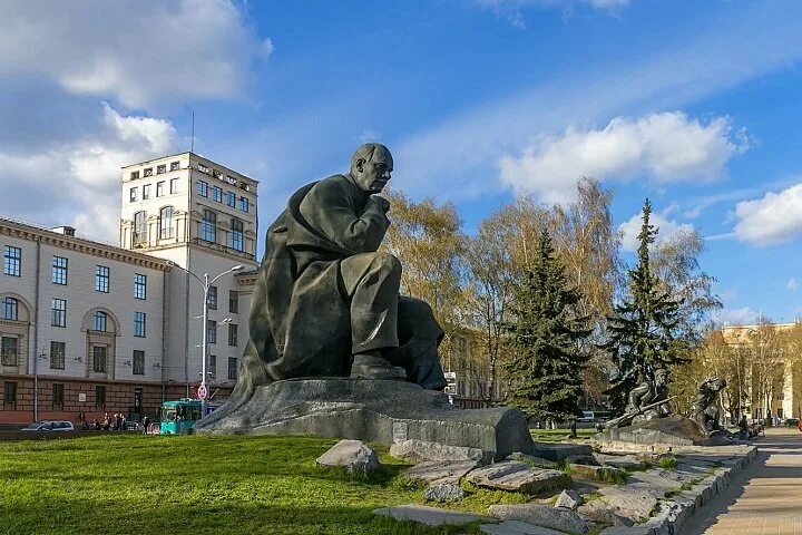 Площадь якуба коласа фото Panorama: Jakub Kolas, monument, memorial, Belarus, Minsk, Čyrvonaja vulica - Ya