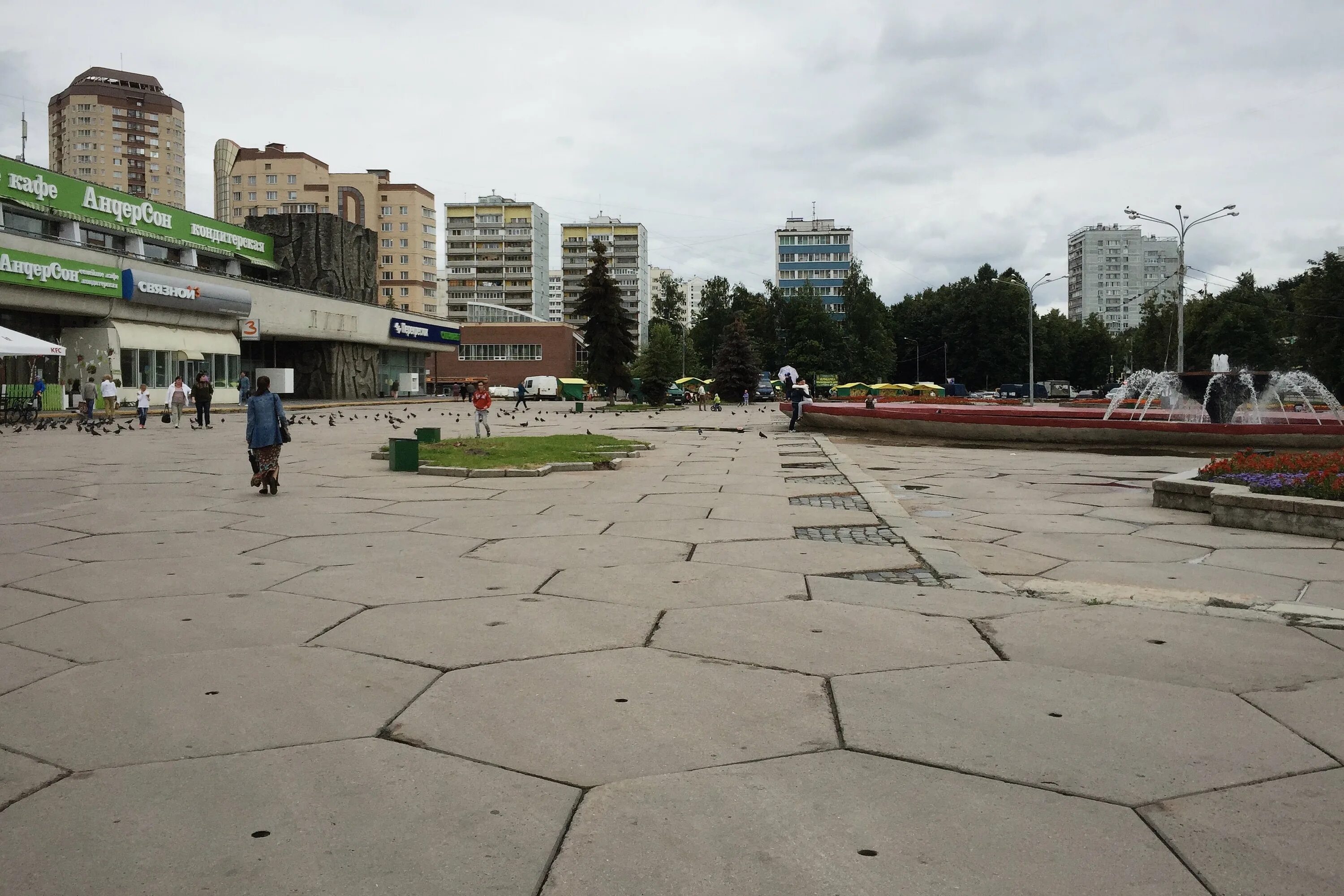 Площадь юности фото File:Zelenograd, Yunosti Square (21059734858).jpg - Wikimedia Commons