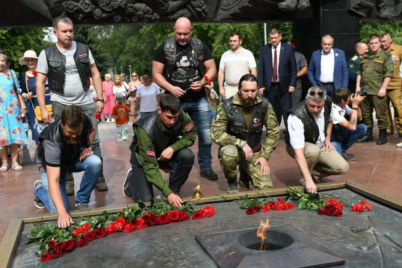 Площадь защитников донбасса фото Вечный огонь зажгли на площади Защитников Донбасса у памятника Ольге Качуре в Но
