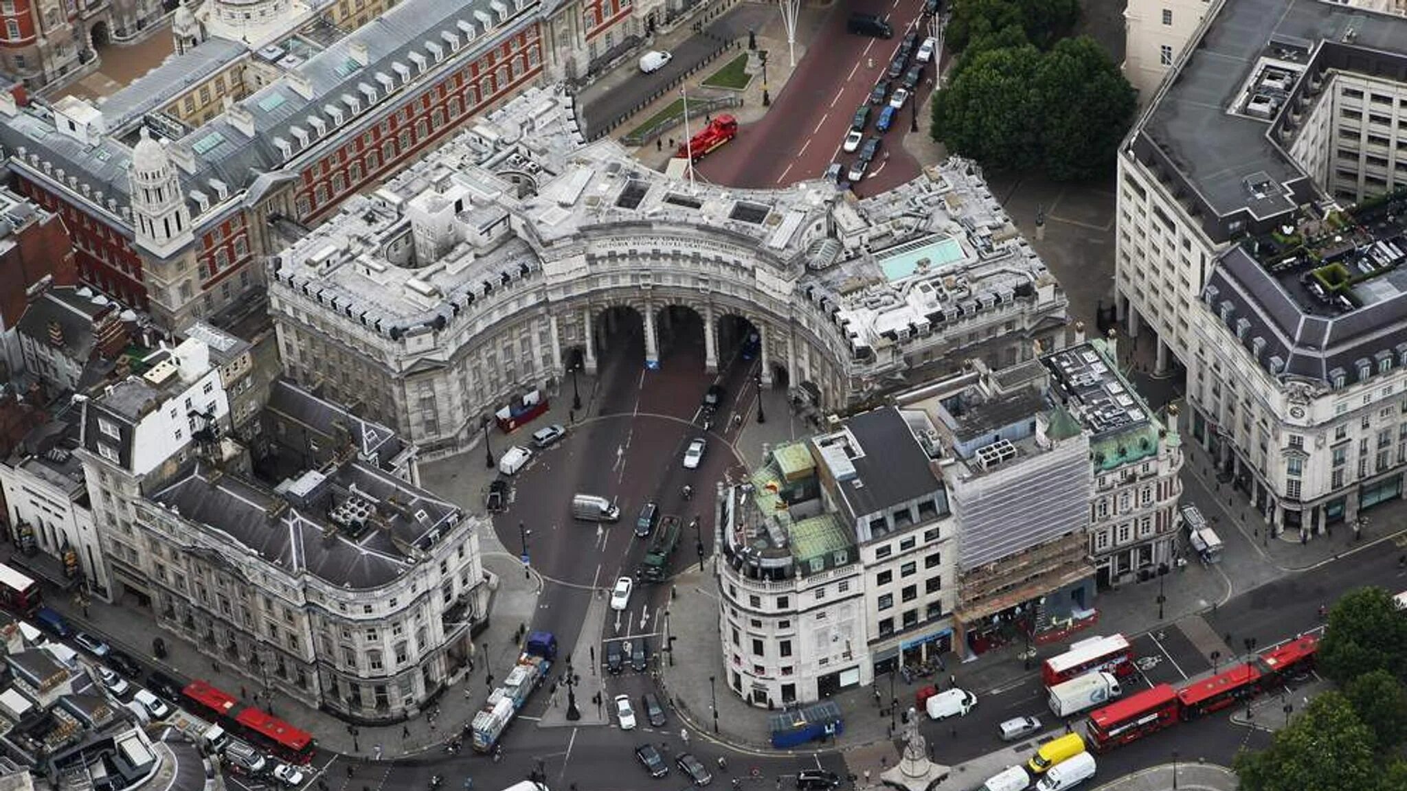 Площади лондона фото Admiralty Arch To Become Luxury Hotel UK News Sky News