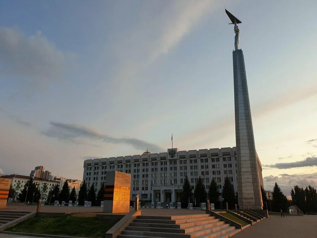 Площади самары фото Панорама: Монумент Славы в честь огромных заслуг рабочих авиапромышленности Куйб