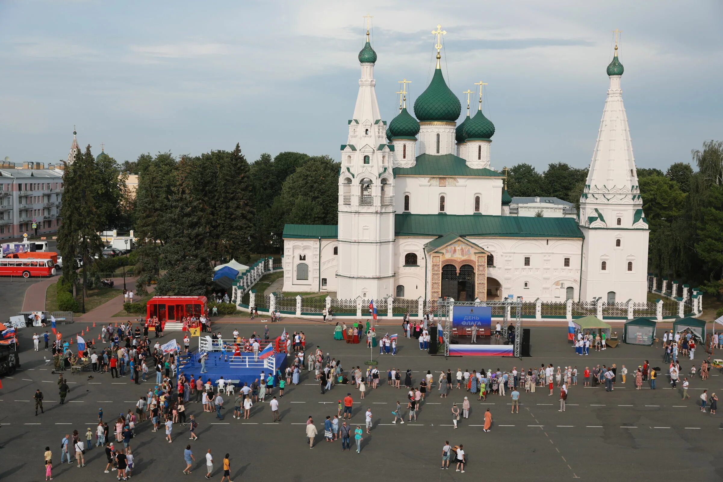 Площади ярославля фото Михаил Евраев: Российский флаг - это символ наших побед- Яррег - новости Ярослав