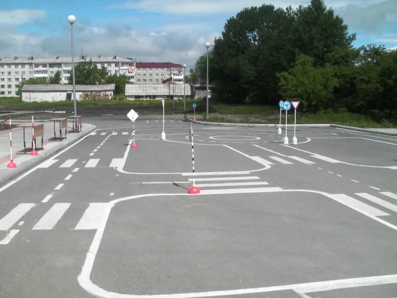 Площадка фото машины В Аниве открылась детская автоплощадка