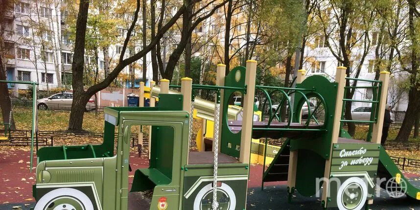 Площадка фото машины В Петербурге детскую площадку превратили в военную. Metro