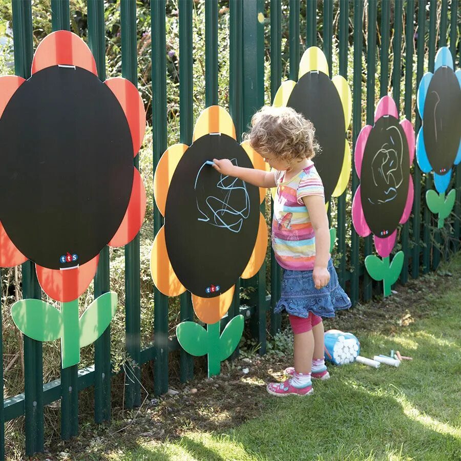 Площадка в детском саду оформление своими руками Outdoor Mark Making Chalkboard Daisies Outdoor kids play area, Gardening for kid