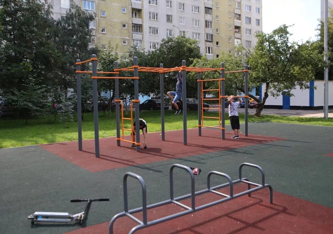 Площадка во дворе фото Благоустройство дворовой территории на Отрадной, 9 завершится в ближайшие дни