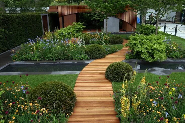 Площадки в ландшафтном дизайне Chelsea Flower Show Gardeners In Last-Minute Dash After Wild London Weather Smal