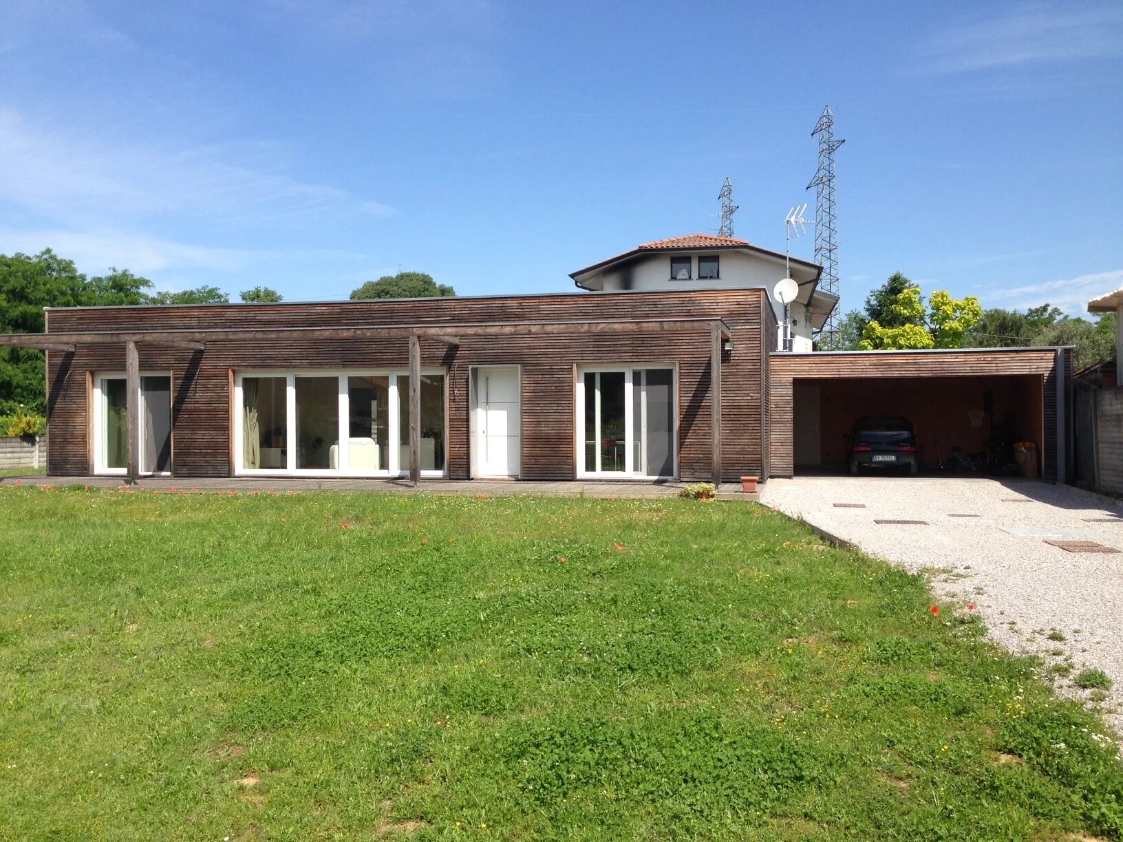Плоская крыша одноэтажного дома реальное фото Ground floor house with a flat roof Riko Hiše