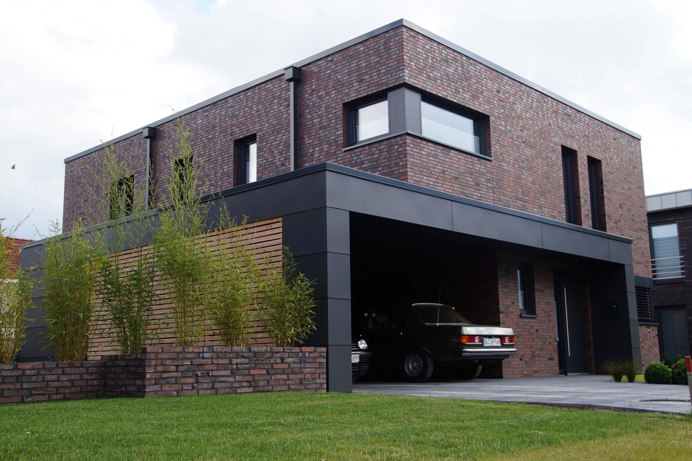 Плоская крыша в стиле лофт Kubushaus Klinker Hagemeister Lübeck, Trespa Ral 7016 Fassade haus, Kubus haus, 