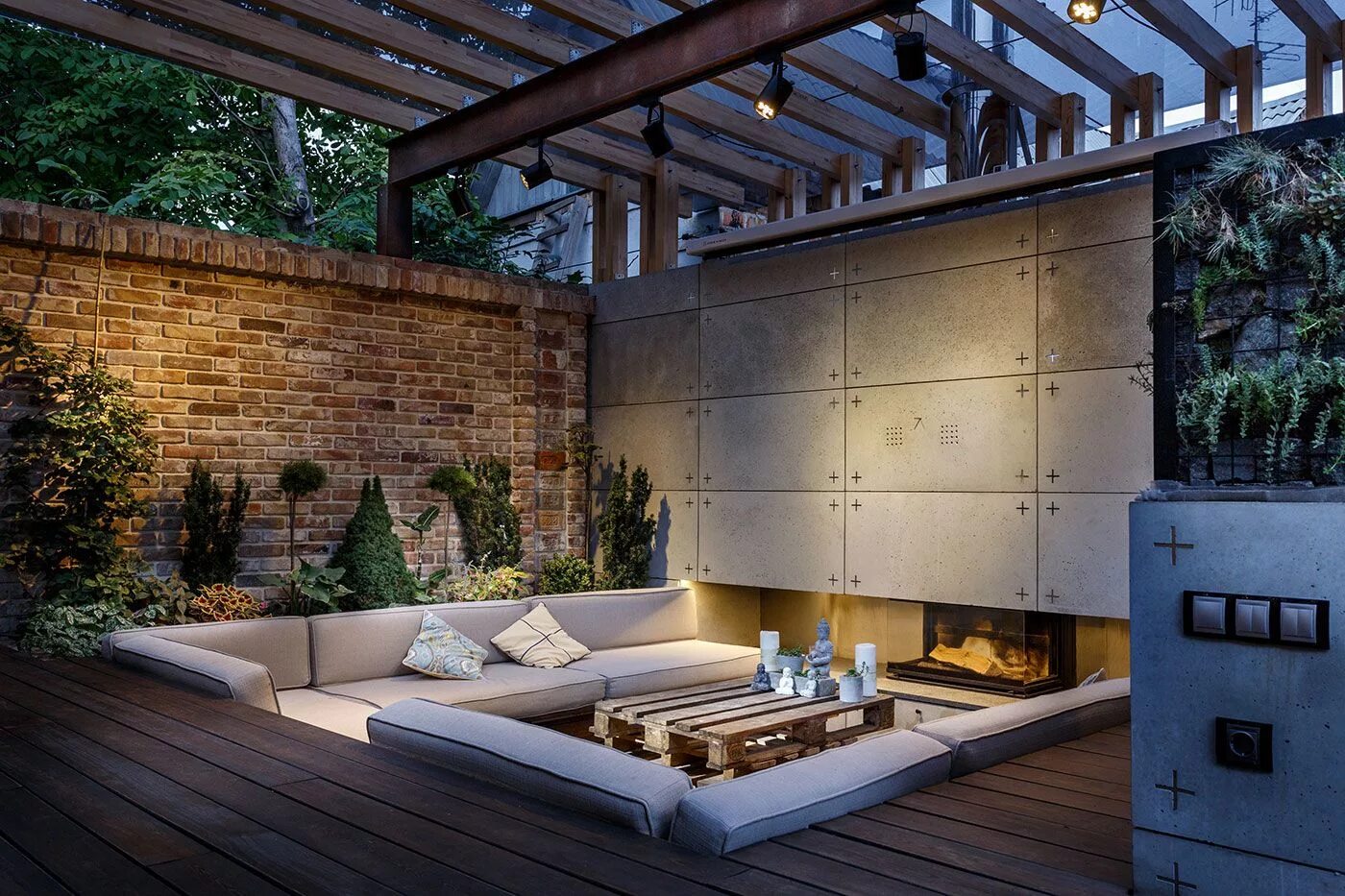 Плоская крыша в стиле лофт Svoya Studio Outdoor lounge area, Sunken patio, House design