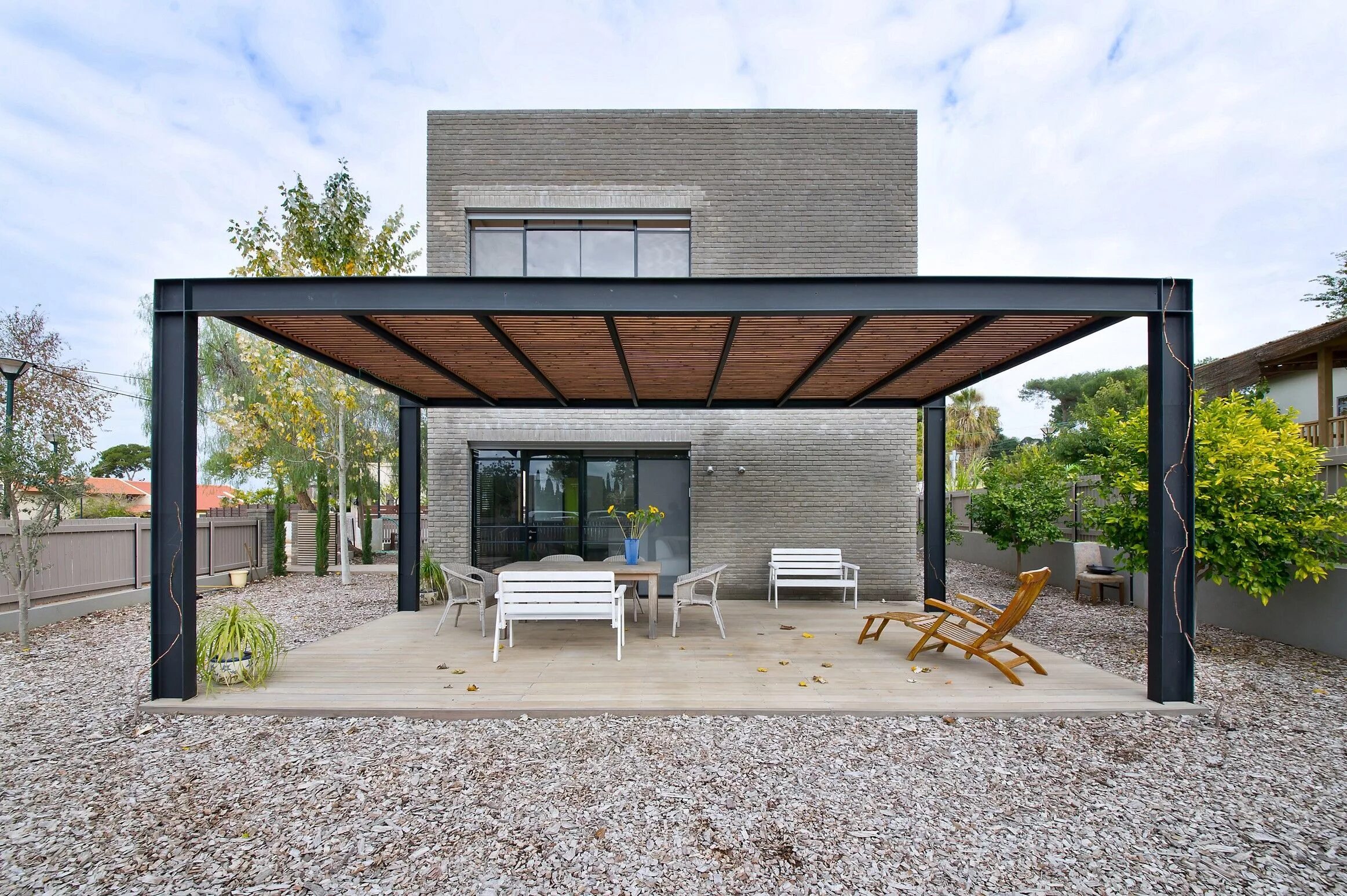 Плоская крыша в стиле лофт Kibuts House - the cube Neuman Hayner Architects Archello Modern pergola, Pergol
