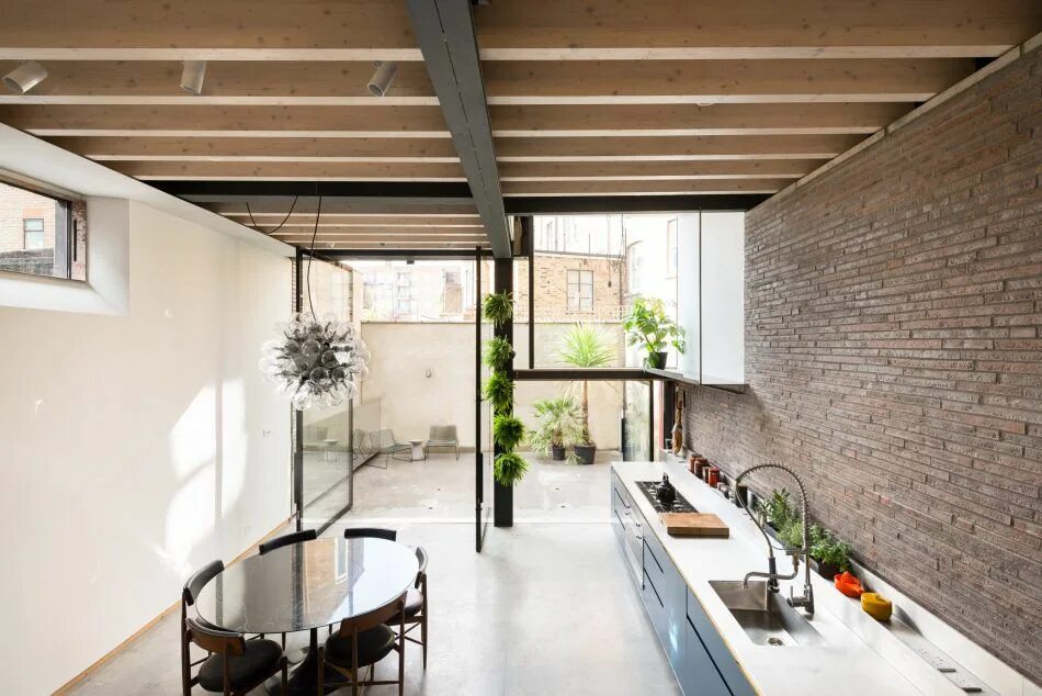 Плоская крыша в стиле лофт The Makers House Terrace Road, London E9 The Modern House Modern house, House, H