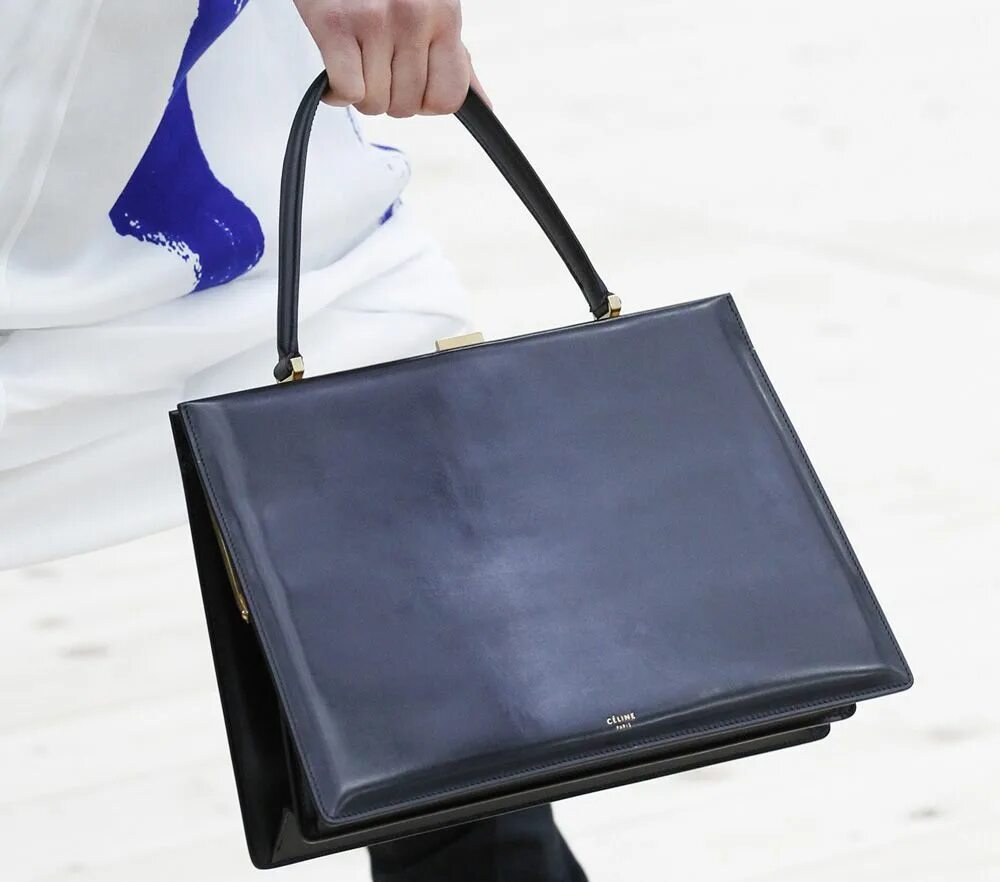 Плоская сумочка Céline Bets Heavily on a New Frame Bag on Its Spring 2017 Runway - PurseBlog Cel