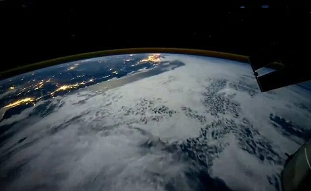 Плоская земля фото из космоса Time-lapse video of Earth from International Space Station Daily Mail Online