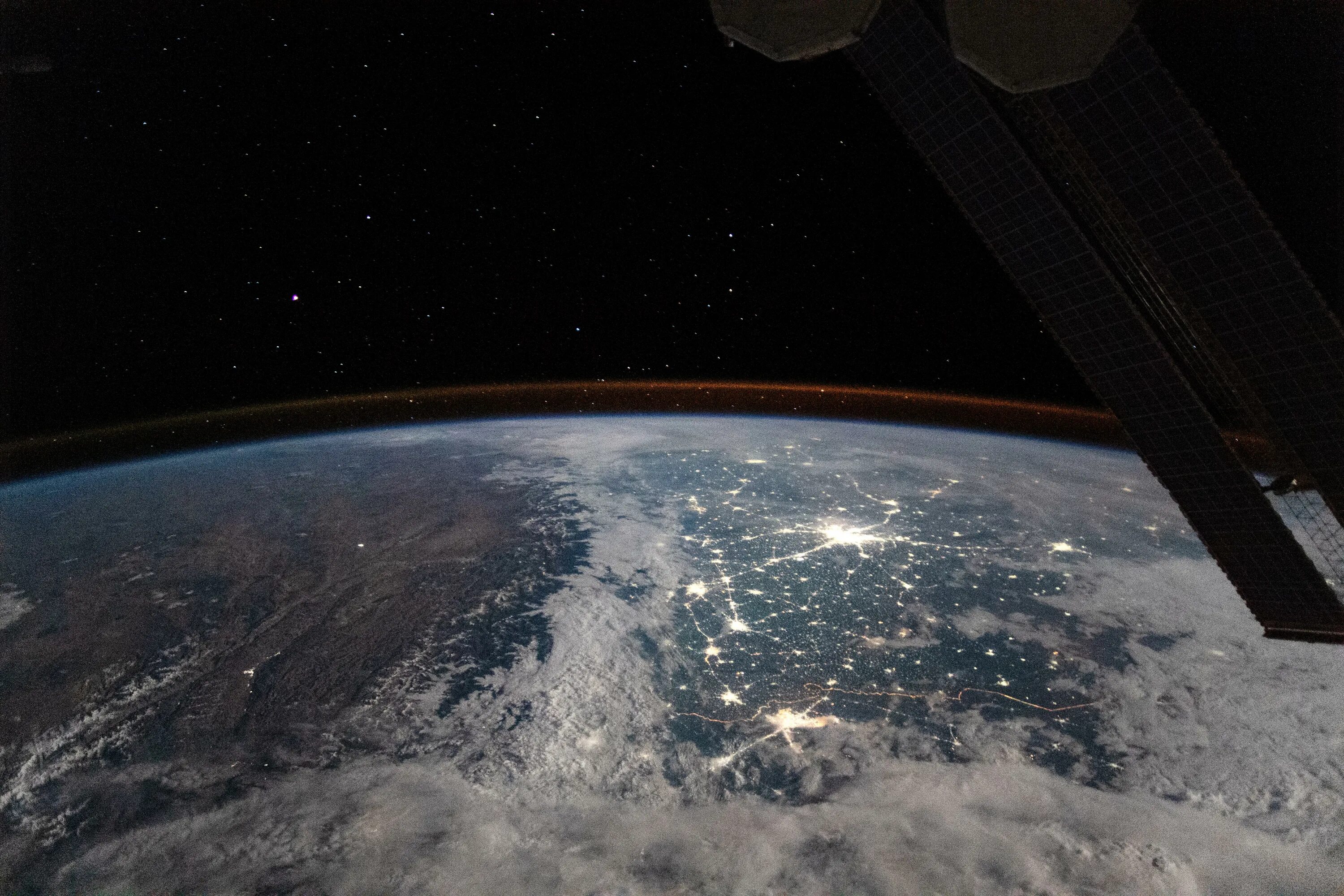 Плоская земля фото из космоса Lighting the Edge of the Roof