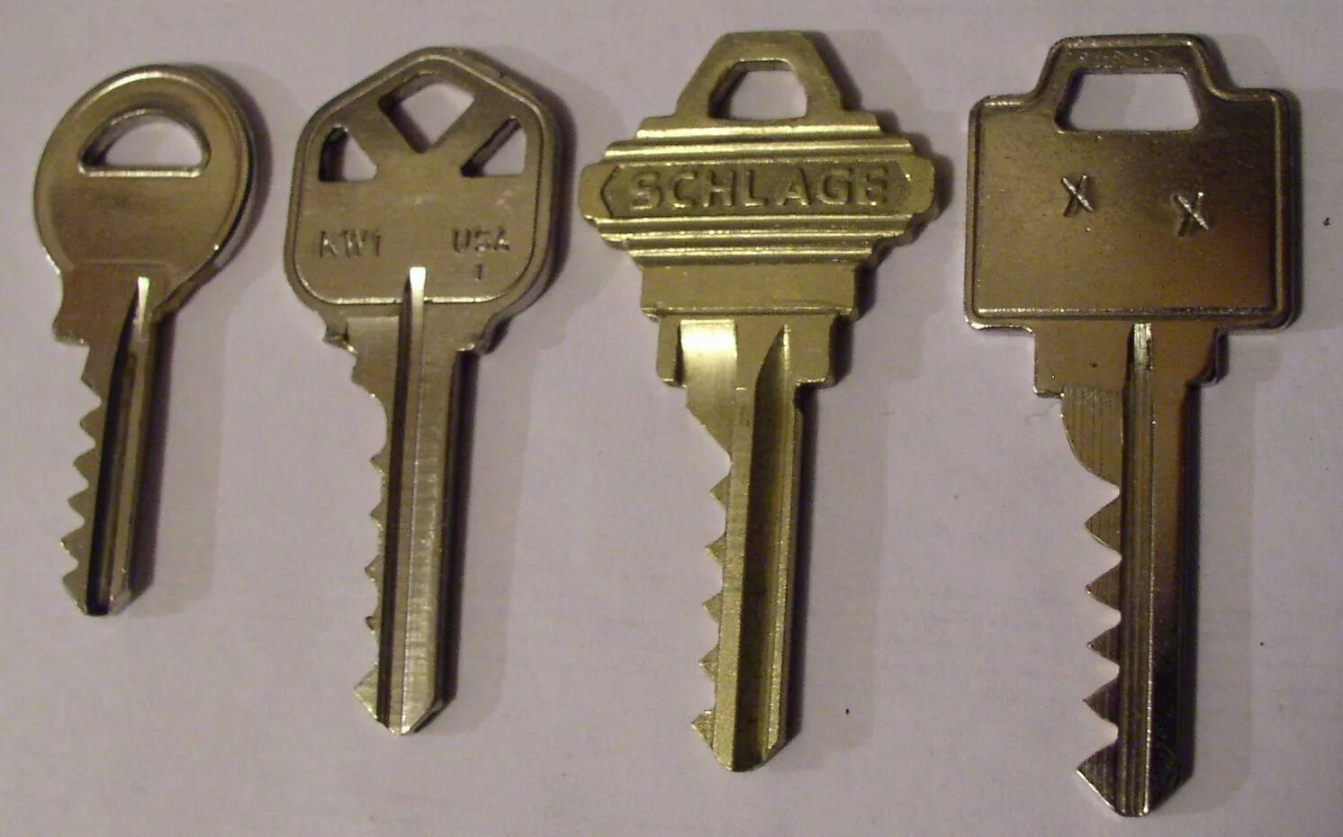 Плоский ключ фото File:Lockwiki Bumping Keys.jpg - Lockwiki