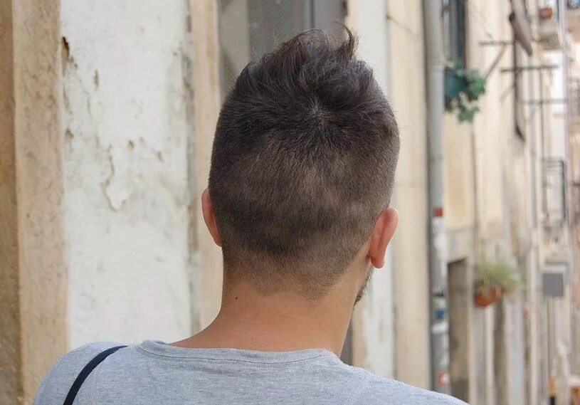 Плоский затылок прически мужские Back-View-of-Cool-Asymmetric-Short-Hairstyle-for-Men Mens hairstyles short, Mens